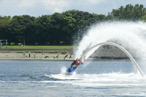 『フライボード』 東京から電車一本の千葉ポートパークで水圧で空を飛べちゃうんです！